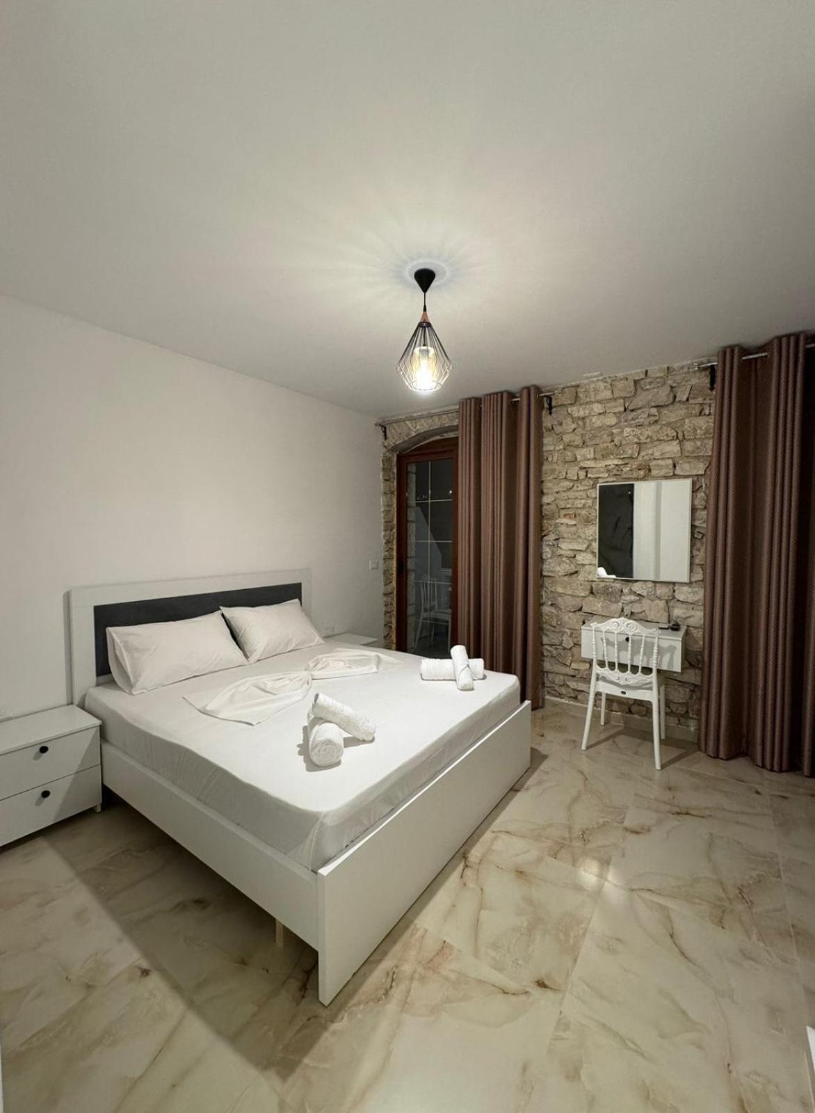 Hotel The White Troy à Saranda Extérieur photo