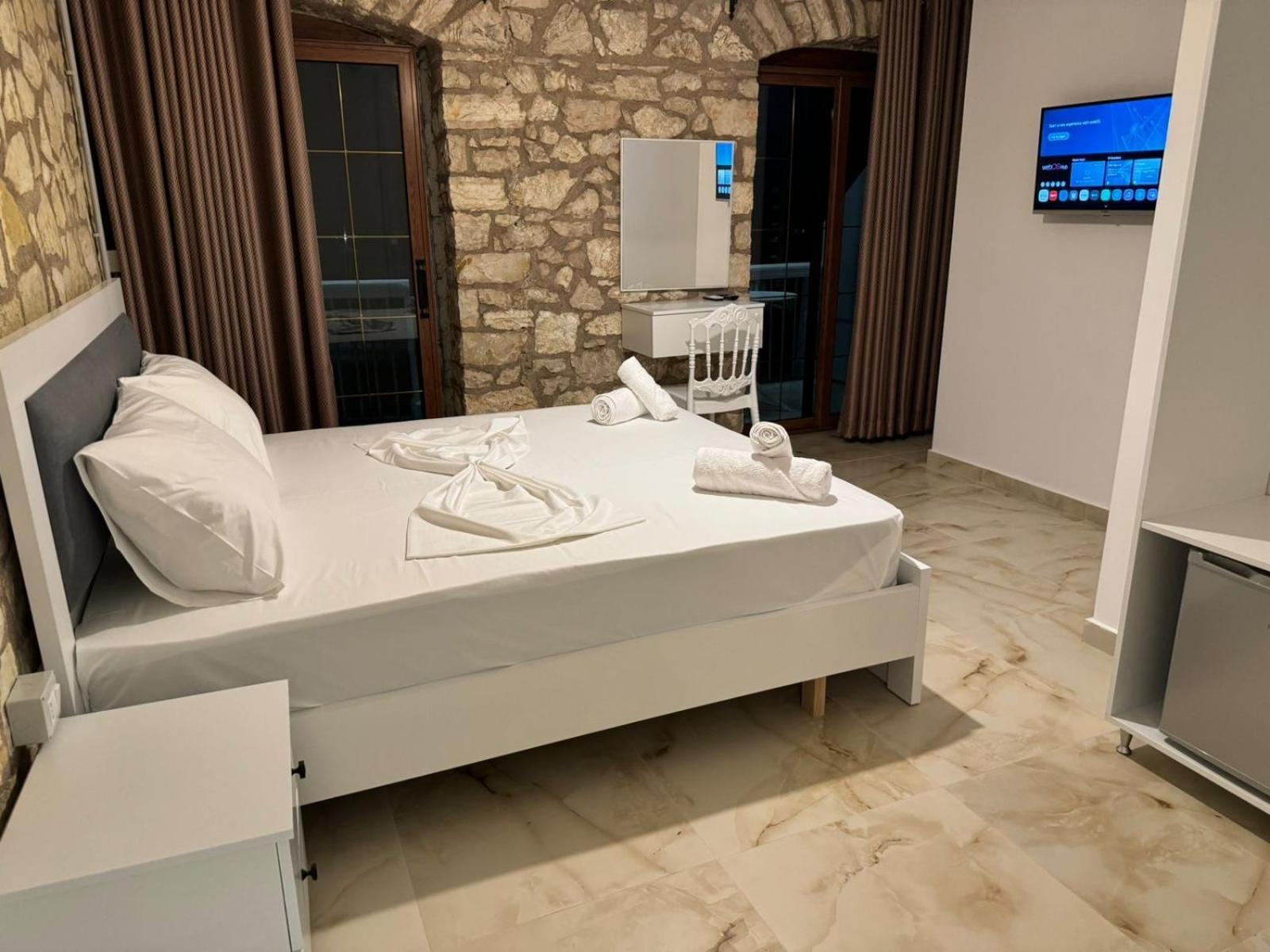 Hotel The White Troy à Saranda Extérieur photo