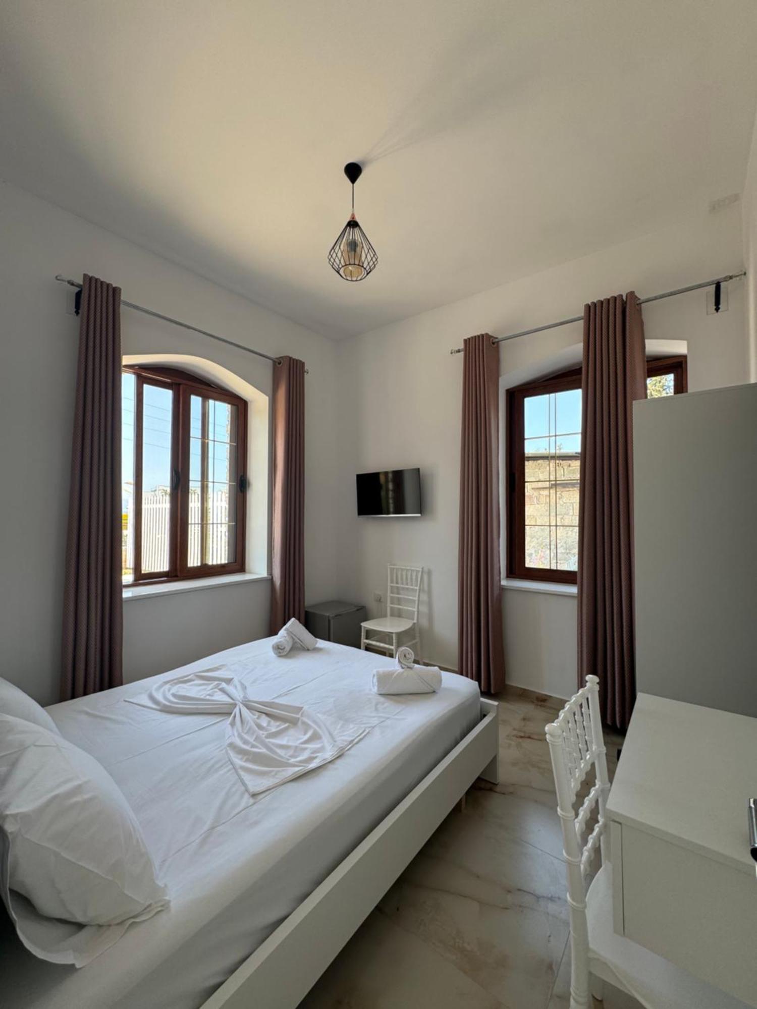 Hotel The White Troy à Saranda Extérieur photo